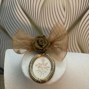 Elegant Gold Brooch with Floral Design